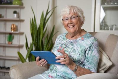 Een vrouw kijkt naar haar ipad