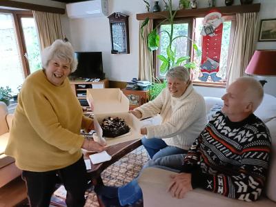 Mevrouw Netscher verrast haar buren met taart.