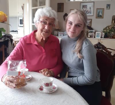 Thuishulp Lisa aan de koffie met koek met haar client