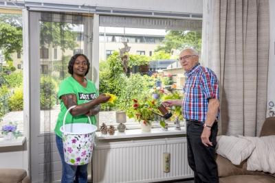 Thuishulp op de koffie bij klant